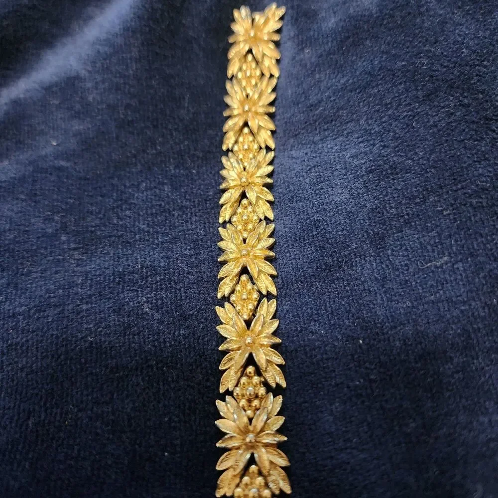 Sarah Coventry Vintage Bracelet Gold Tone Floral Leaves Textured Links